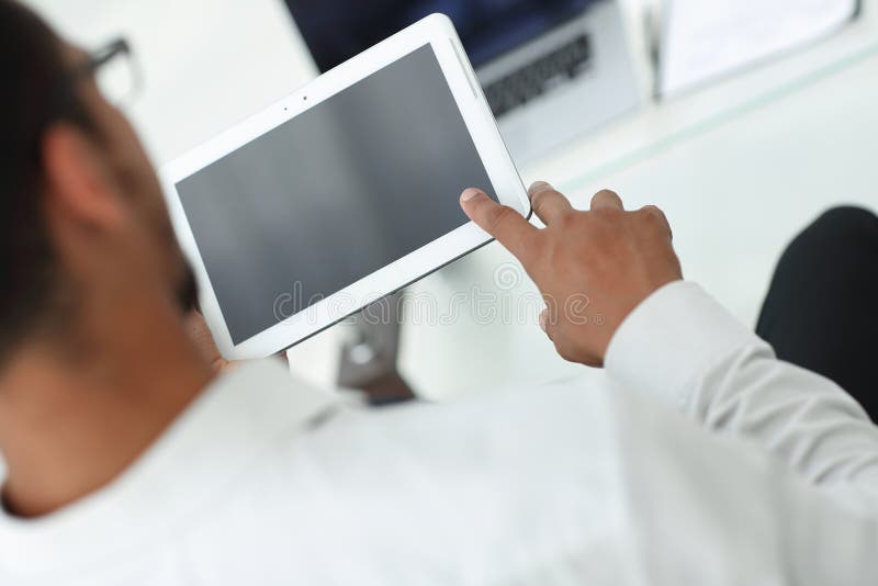 Hintere Ansicht moderner Mann benutzt eine digitale Tablette stockfoto Hintere Ansicht moderner Mann benutzt eine digitale Tablette stockfoto