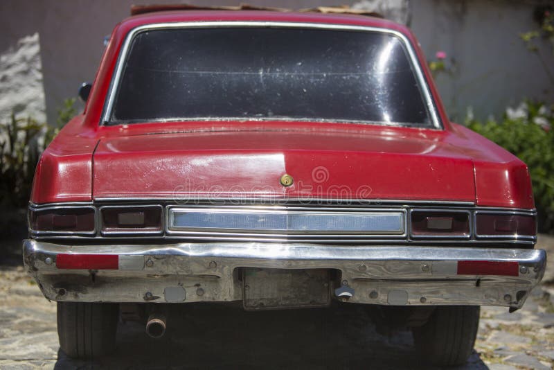 Hintere Ansicht von Retro- roten Auto- und Lichtreflexionen, Venezuela lizenzfreie stockbilder Hintere Ansicht von Retro- roten Auto- und Lichtreflexionen, Venezuela lizenzfreie stockbilder