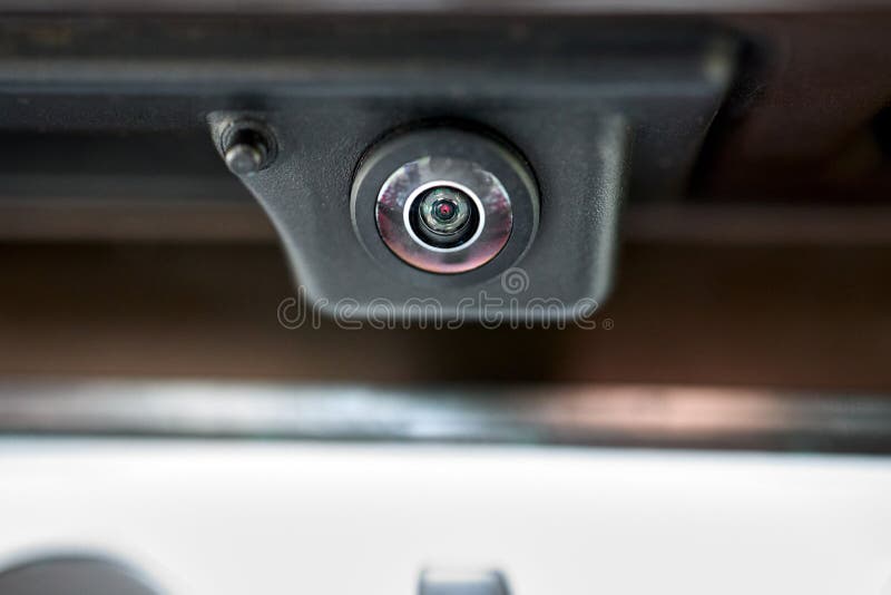 Luxus-Rückwagen-Rückansicht Kamera nah für Parkhilfe in Makro. Konzept der Sicherheit beim Autofahren während des Parkens stockbild