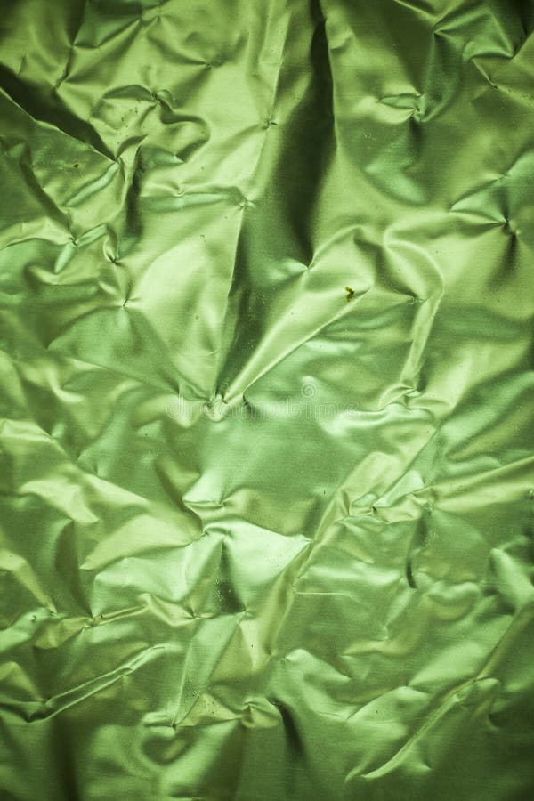 Hintergrund aus zerkleinerter grüner Aluminiumfolie