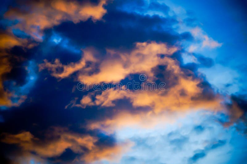 Hintergrund des blauen Himmels mit orange Wolken stockfoto Hintergrund des blauen Himmels mit orange Wolken stockfoto