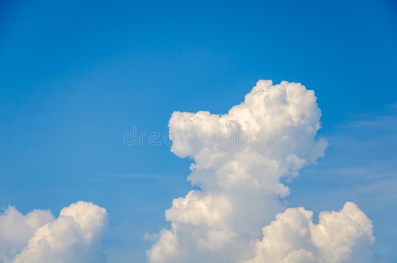 Hintergrund des blauen Himmels mit wei?en Kumuluswolken lizenzfreies stockfoto Hintergrund des blauen Himmels mit wei?en Kumuluswolken lizenzfreies stockfoto