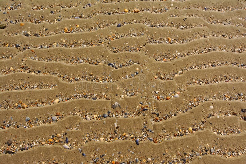 Hintergrund des gewellten Sandes mit defekten Oberteilen stockbild Hintergrund des gewellten Sandes mit defekten Oberteilen stockbild