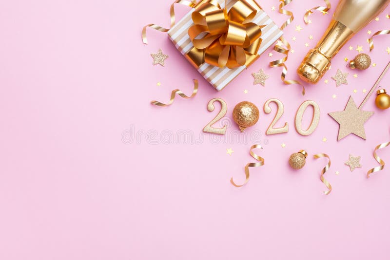 Hintergrund für Weihnachten und Neujahr Champagnerflasche, goldenes Geschenk oder Geschenkschachtel, 2020 Nummer und Konfetti auf stockfoto Hintergrund für Weihnachten und Neujahr Champagnerflasche, goldenes Geschenk oder Geschenkschachtel, 2020 Nummer und Konfetti auf stockfoto