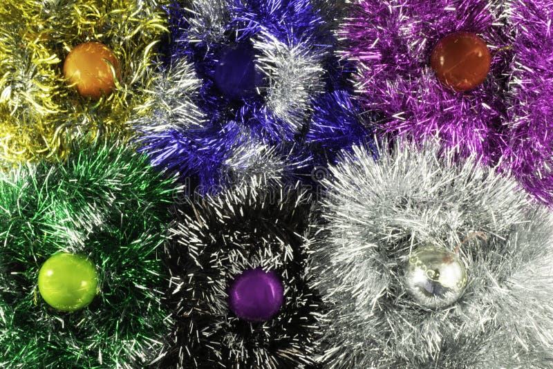 Hintergrund gemacht von den Weihnachtsbällen und -lametta stockbild Hintergrund gemacht von den Weihnachtsbällen und -lametta stockbild