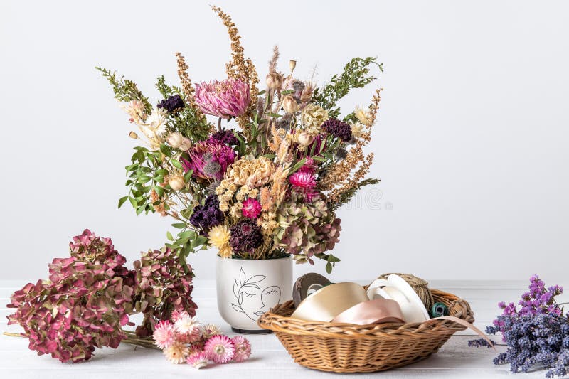 Hintergrund getrockneter Blumen. Trockenblumen zu einem schönen Bouquet. nachhaltige Blüte. Gestaltung des Hauses. lizenzfreie stockfotografie