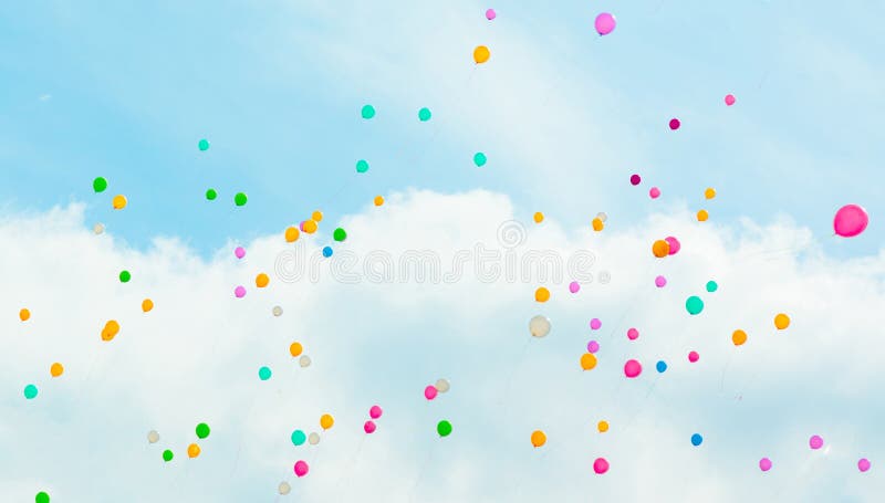 Hintergrund mit mehrfarbigem Fliegen steigt im blauen Himmel im Ballon auf lizenzfreies stockfoto Hintergrund mit mehrfarbigem Fliegen steigt im blauen Himmel im Ballon auf lizenzfreies stockfoto