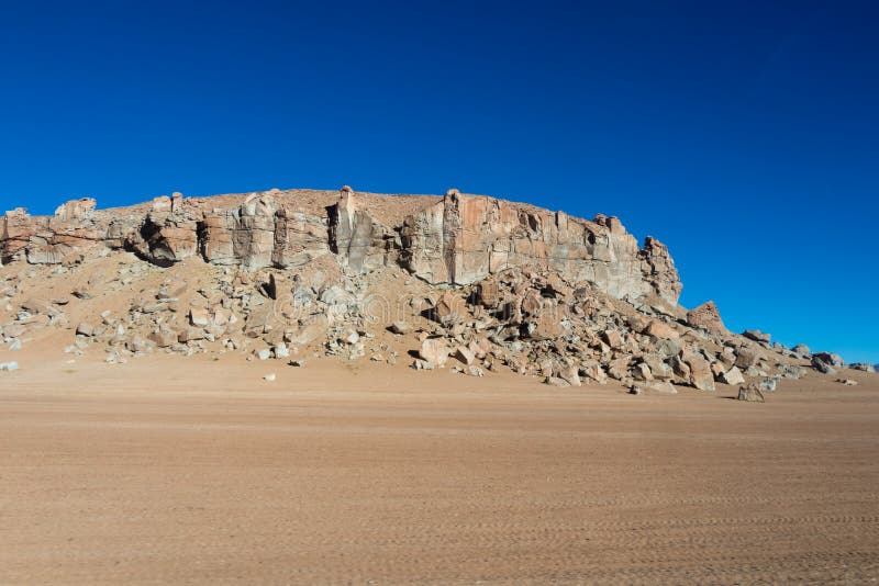 Hintergrund mit unfruchtbarer Wüstenlandschaft auf den Bolivianer Anden, im Naturreservat Edoardo Avaroa stockfoto Hintergrund mit unfruchtbarer Wüstenlandschaft auf den Bolivianer Anden, im Naturreservat Edoardo Avaroa stockfoto