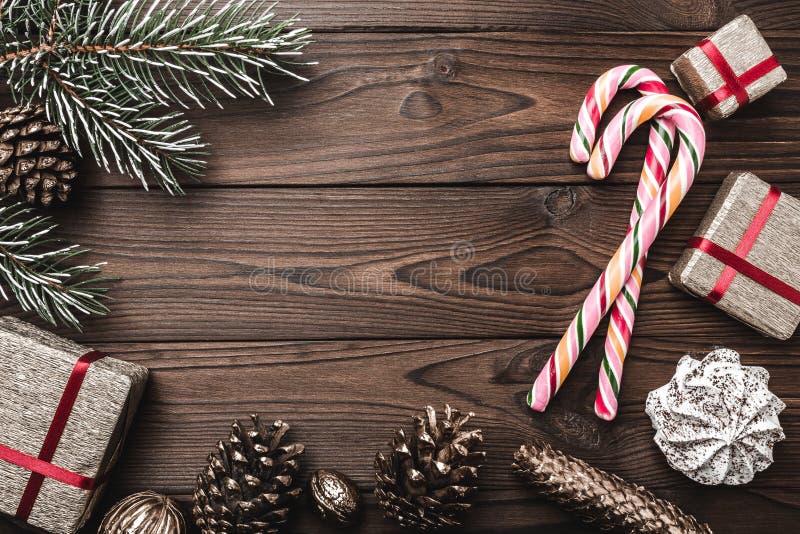 Hintergrund Tannenbaum, dekorativer Kegel Nachrichtenmenge für Weihnachten und neues Jahr Bonbons und Geschenke für Feiertage Far