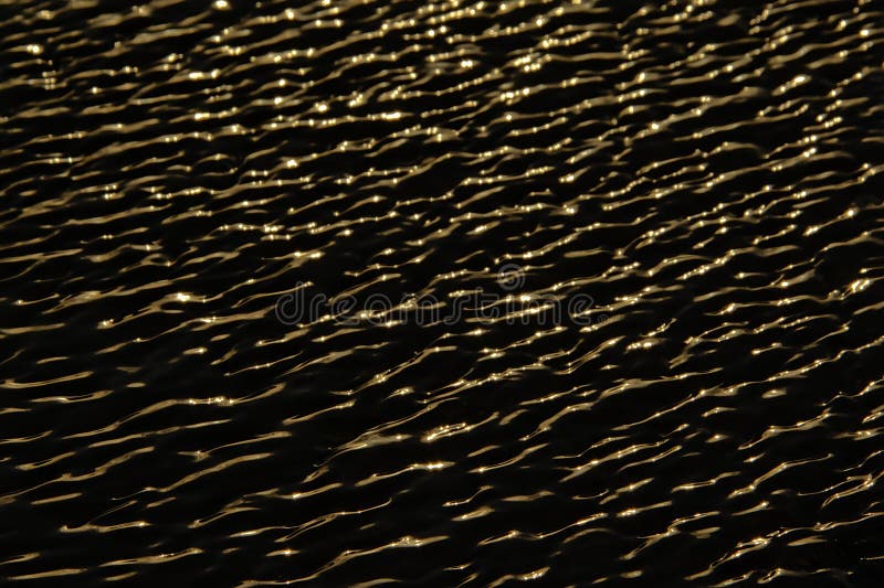 Hintergrund von dunklen gewellten Sandmustern mit Abendsonnenreflexionen stockfotos Hintergrund von dunklen gewellten Sandmustern mit Abendsonnenreflexionen stockfotos