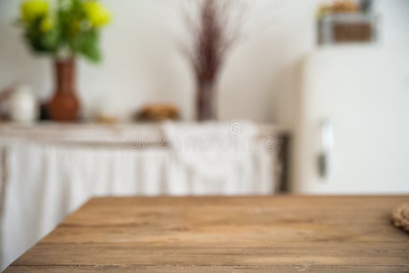 Hintergrund von einer hölzernen Beschaffenheitstabelle in der Küche in einer rustikalen Art Der Innenraum der hellen skandinavisc stockfotografie Hintergrund von einer hölzernen Beschaffenheitstabelle in der Küche in einer rustikalen Art Der Innenraum der hellen skandinavisc stockfotografie