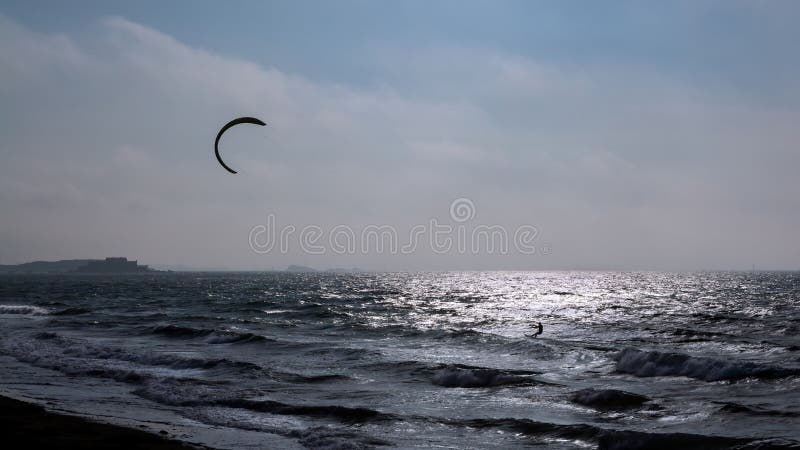 Hintergrundbeleuchtung auf kitesurf an der Dämmerung stockfotografie Hintergrundbeleuchtung auf kitesurf an der Dämmerung stockfotografie