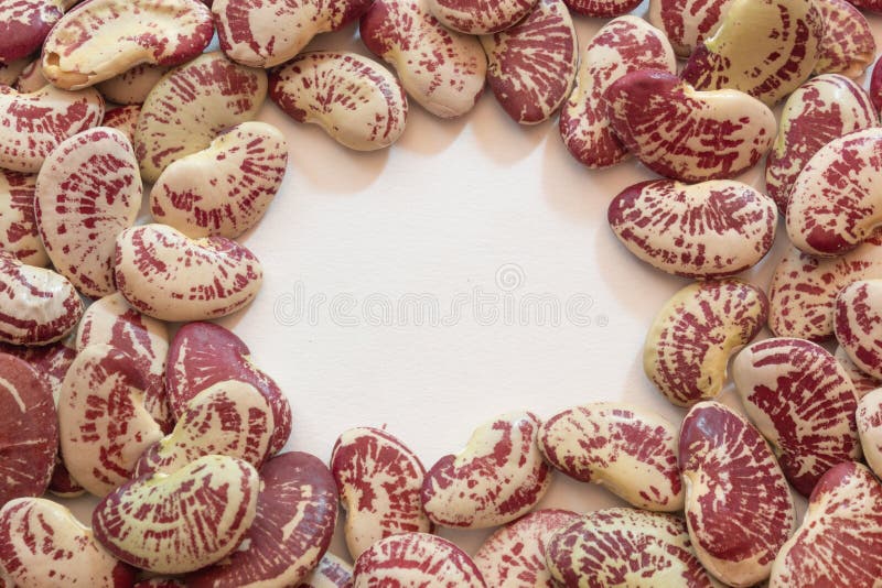 Hintergrundbeschaffenheit von roten gesprenkelten Oktober-Bohnen in einem offenen Kreis, kreativer Kopienraum stockfoto Hintergrundbeschaffenheit von roten gesprenkelten Oktober-Bohnen in einem offenen Kreis, kreativer Kopienraum stockfoto