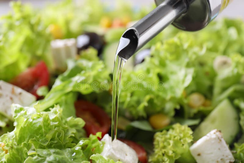 Hinzufügen des Olivenöls geschmackvollem Gemüsesalat, Nahaufnahme stockfotos Hinzufügen des Olivenöls geschmackvollem Gemüsesalat, Nahaufnahme stockfotos