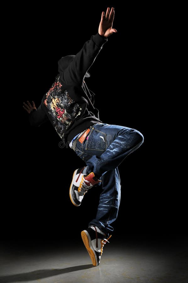 Hip hop tanečník provedení přes černé pozadí.