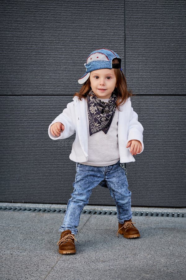 Hip-hop Del Bebé De La Moda Una Niña En Una Gorra De Béisbol Imagen de archivo - Imagen de sonrisa, lindo: 101719137 Hip-hop Del Bebé De La Moda Una Niña En Una Gorra De Béisbol Imagen de archivo - Imagen de sonrisa, lindo: 101719137