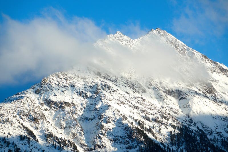 Hipnotyzujący strzał pięknych snowcapped austriackich alp. Pachnący strzał pięknych snowcapped austriackich