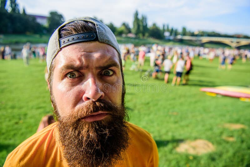 Hippie barbu d'homme devant la foule Billet de livre maintenant Concert d'air ouvert Jour de ville Festival de musique divertisse images stock Hippie barbu d'homme devant la foule Billet de livre maintenant Concert d'air ouvert Jour de ville Festival de musique divertisse images stock