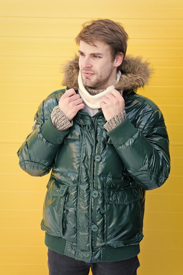 Hippie barbu d'homme utiliser la veste chaude avec le fond jaune de fourrure Le type utilisent la veste chaude avec le capot Sent photos libres de droits Hippie barbu d'homme utiliser la veste chaude avec le fond jaune de fourrure Le type utilisent la veste chaude avec le capot Sent photos libres de droits
