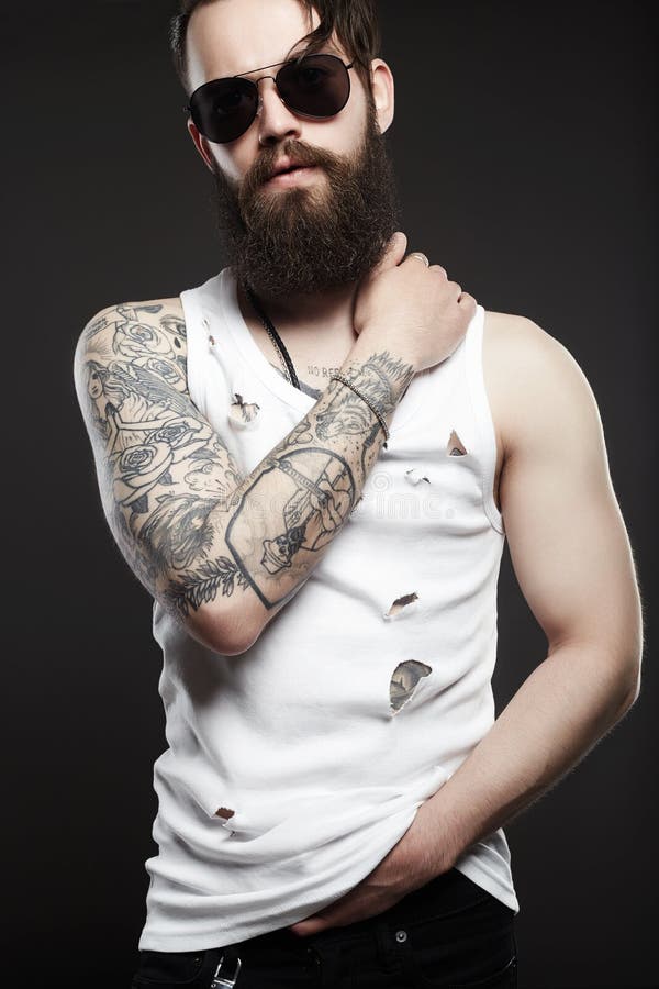 Hippie barbu dans les verres et la chemise de vintage photo stock Hippie barbu dans les verres et la chemise de vintage photo stock
