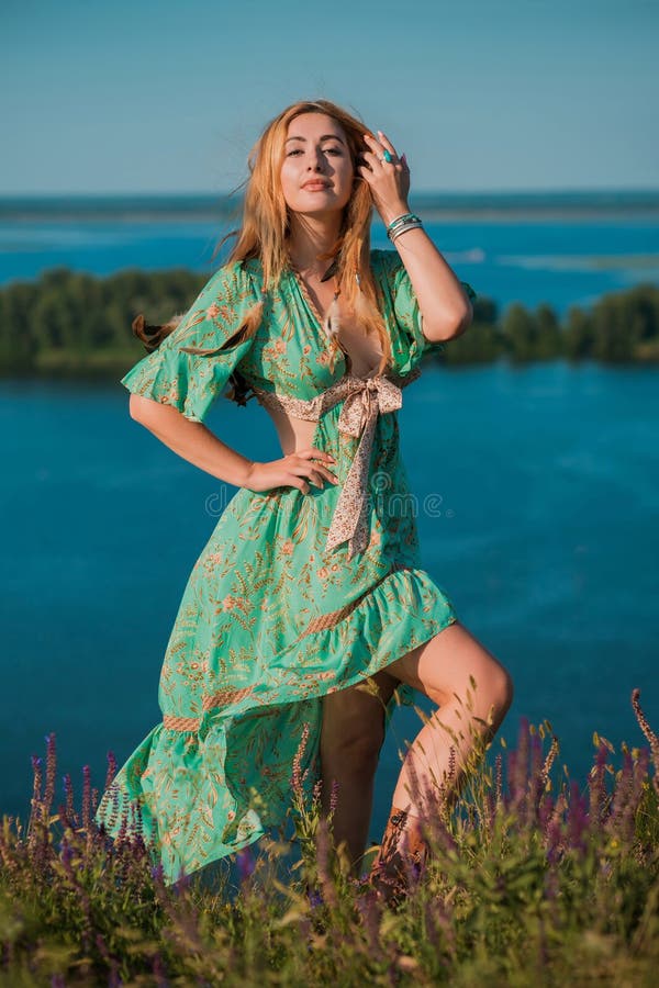 Hippie De Mujer Vestido En El De Naturaleza Del Boho Imagen de Imagen de plumas, fashionable: 224073535