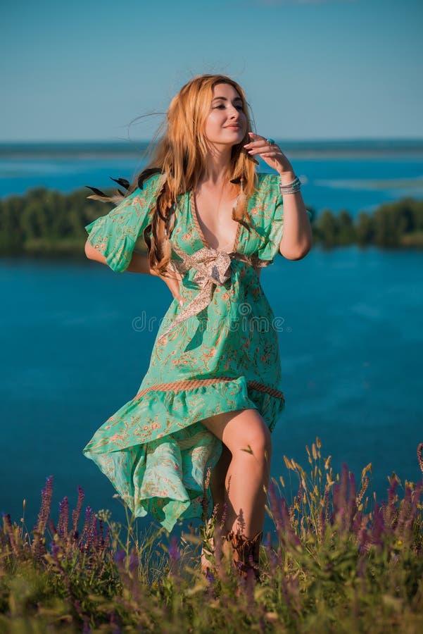 Hippie Donna Vestita Alla Natura Di Boho Immagine Stock - Immagine di  femmina, colorato: 224073565