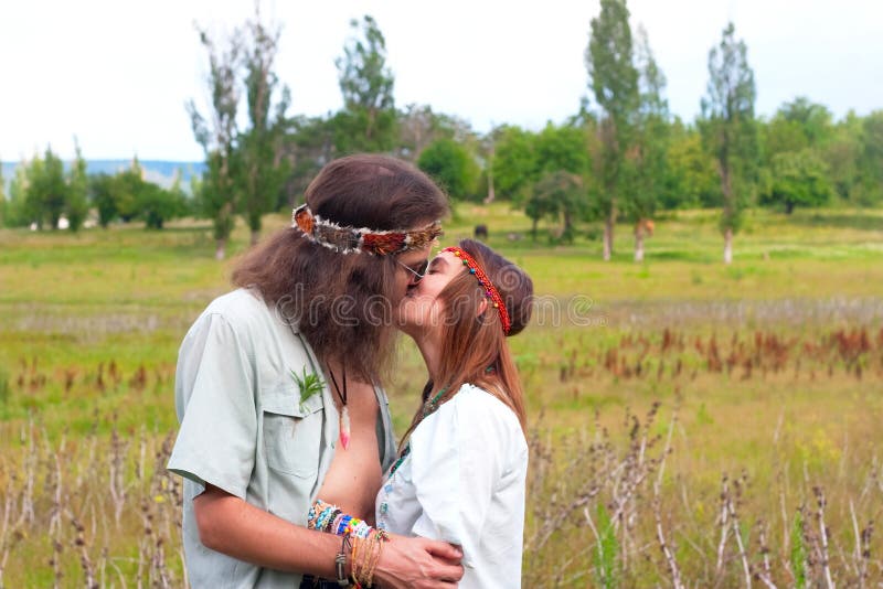Mulheres Do Estilo Hippie Caminham Abraçadas Na Floresta Imagem de