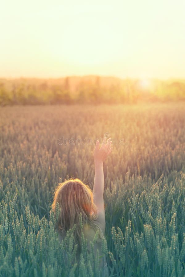 Hippie-Frau berührt die Sonne mit ihrer Hand mitten in der Natur lizenzfreie stockbilder Hippie-Frau berührt die Sonne mit ihrer Hand mitten in der Natur lizenzfreie stockbilder