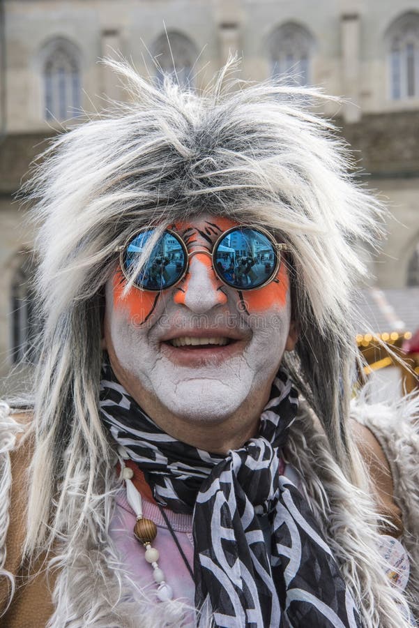 Hippie - Hombre Como Hippie En Carnaval Imagen de archivo editorial -  Imagen de cristales, gris: 111500344