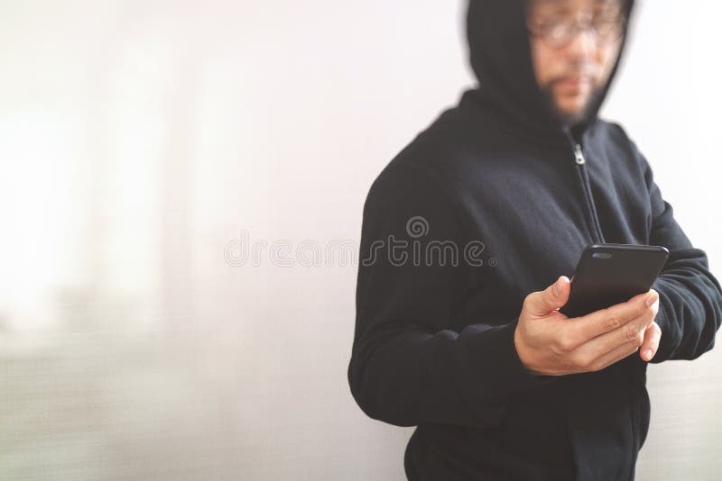 Hippie-Mann in einer Haubenhand unter Verwendung Handyzahlungen on-line-s stockfoto Hippie-Mann in einer Haubenhand unter Verwendung Handyzahlungen on-line-s stockfoto