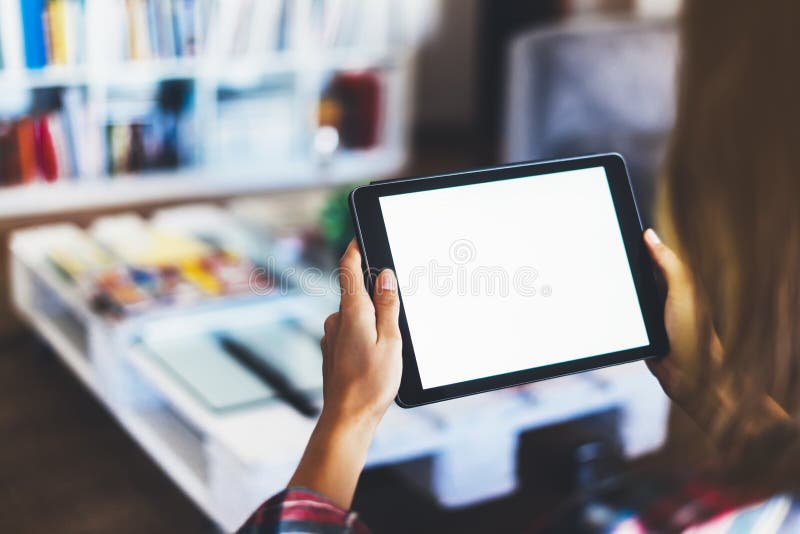 Hippie-Mädchen, das Tablettentechnologie im Haus, Bloggermädchenpersonen-Holdingcomputer mit leerem Bildschirm auf Hintergrund bo lizenzfreie stockfotografie Hippie-Mädchen, das Tablettentechnologie im Haus, Bloggermädchenpersonen-Holdingcomputer mit leerem Bildschirm auf Hintergrund bo lizenzfreie stockfotografie