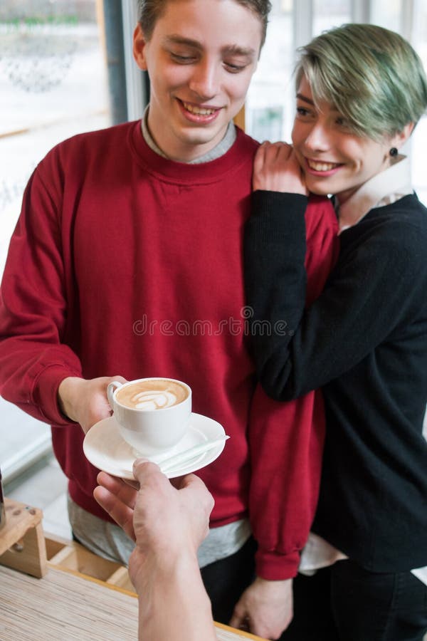 Hippie-Paarkaufkaffeejugend-Lebensstilfreizeit stockfotos Hippie-Paarkaufkaffeejugend-Lebensstilfreizeit stockfotos