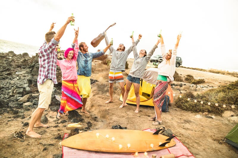 Hippiefreunde, die Spaß zusammen an kampierender Musikpartei des Strandes haben stockbilder Hippiefreunde, die Spaß zusammen an kampierender Musikpartei des Strandes haben stockbilder