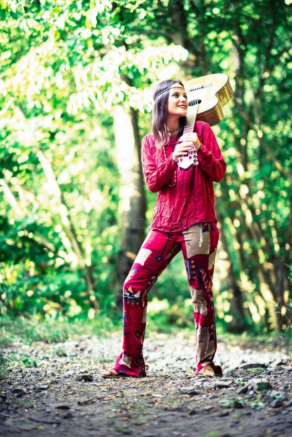 Hippiemädchen mit der Gitarre stockfoto Hippiemädchen mit der Gitarre stockfoto