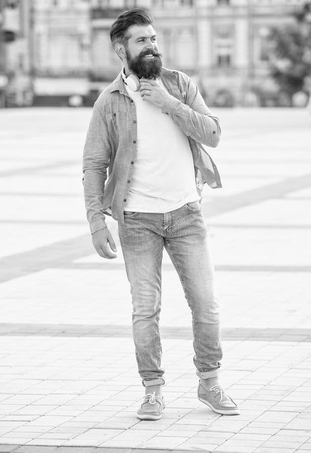 Hipster barbu avec casque. pleine longueur de hipster avec barbe. brutal hipster occasionnel extérieur image stock