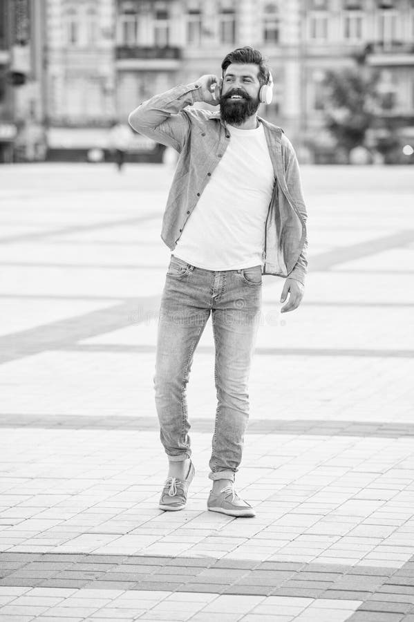 Hipster in den Ohrhörern. Hister außerhalb von Hörgeräten. lizenzfreie stockfotografie