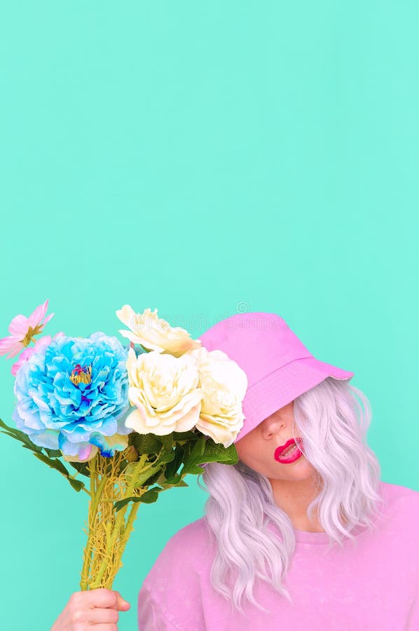 Hipster Lady Con Flores En Sombrero De Balde De Moda. Vibraciones De Verano Frescas. Amantes De Los Colores Pastel Foto de archivo - Imagen de pescador, colores: 188096790 Hipster Lady Con Flores En Sombrero De Balde De Moda. Vibraciones De Verano Frescas. Amantes De Los Colores Pastel Foto de archivo - Imagen de pescador, colores: 188096790