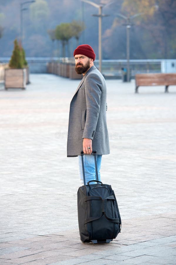 masilla Representar rosado Hipster Listo Para Viajar. Bolsa De Viaje. Hombre Barba Hipster Viaje Con  Bolsa De Equipaje Sobre Ruedas. Ajustar La Vida En Imagen de archivo -  Imagen de fondo, individuo: 211555533