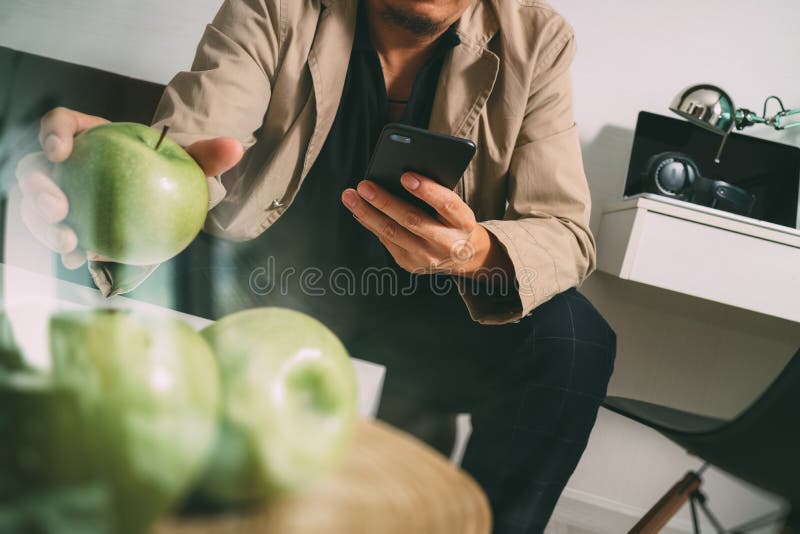 Hipster χέρι που χρησιμοποιεί το έξυπνο τηλέφωνο για το κινητό σε απευθείας σύνδεση busine πληρωμών στοκ εικόνες