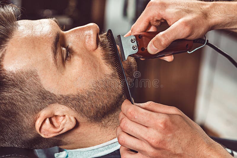 Hipsterklienten som besöker barberaren, shoppar fotografering för bildbyråer Hipsterklienten som besöker barberaren, shoppar fotografering för bildbyråer