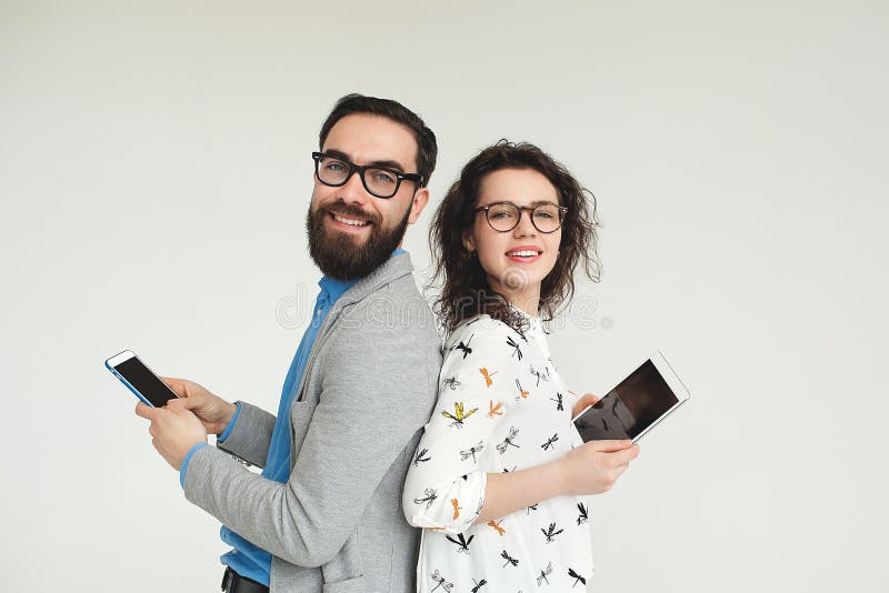 Hipsterlag i exponeringsglas med smartphoneminnestavlan som isoleras på vit royaltyfri bild Hipsterlag i exponeringsglas med smartphoneminnestavlan som isoleras på vit royaltyfri bild