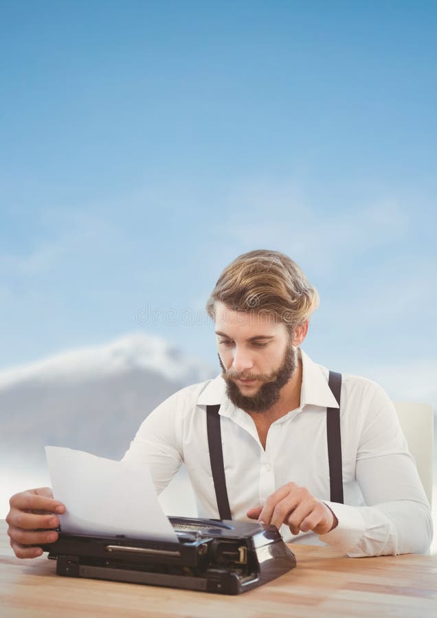 Hipsterman på skrivmaskinen med himmel arkivfoto Hipsterman på skrivmaskinen med himmel arkivfoto