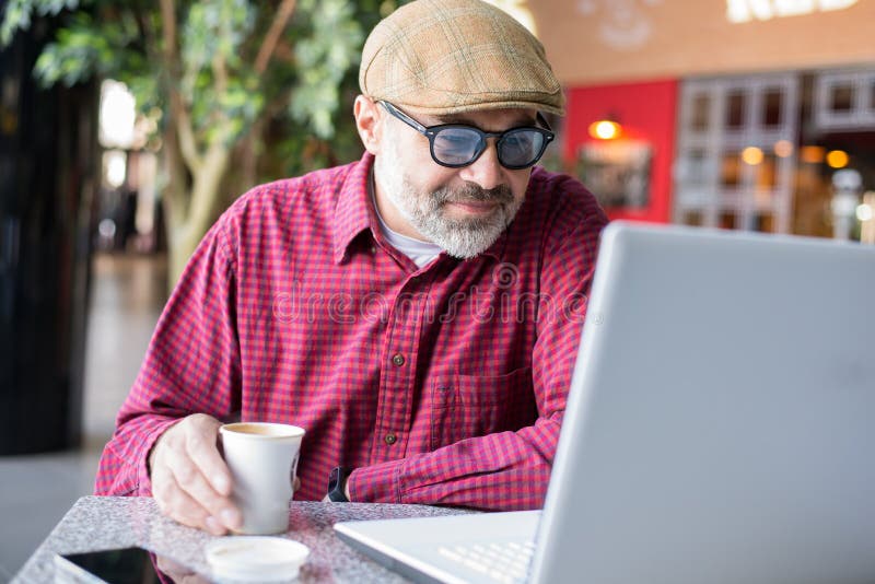 Hipsterman som offentligt använder stället för dator arkivbilder Hipsterman som offentligt använder stället för dator arkivbilder