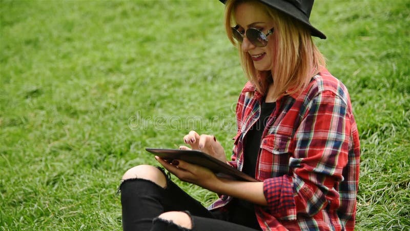 Hipstermeisje die Digitale Tablet gebruiken