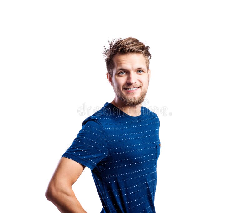 Hipstermens in gestreepte blauwe t-shirt, geïsoleerd studioschot, royalty-vrije stock foto Hipstermens in gestreepte blauwe t-shirt, geïsoleerd studioschot, royalty-vrije stock foto
