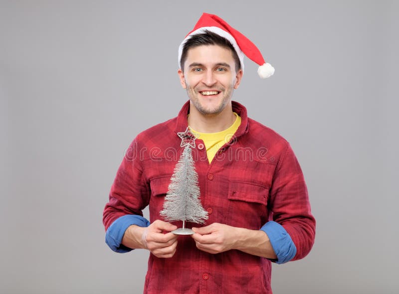 Hipstermens met Santa Claus-hoed en Kerstmisboom royalty-vrije stock afbeeldingen Hipstermens met Santa Claus-hoed en Kerstmisboom royalty-vrije stock afbeeldingen