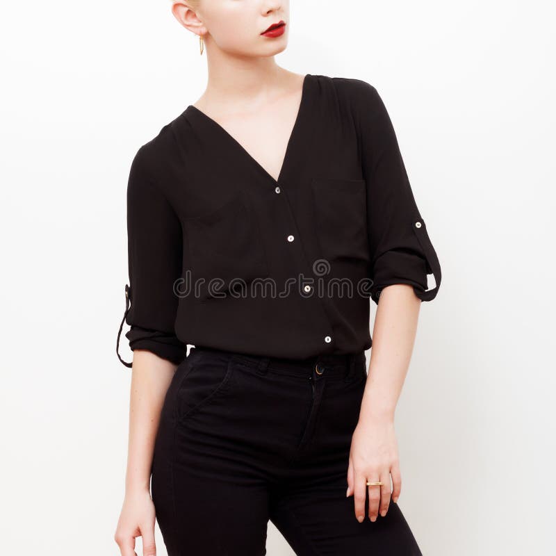 Hipstermodel swag Minimale stijl Uitstekende Glamour Modieus model in een in zijdeoverhemd en een zwarte broek uitrusting stock foto's Hipstermodel swag Minimale stijl Uitstekende Glamour Modieus model in een in zijdeoverhemd en een zwarte broek uitrusting stock foto's