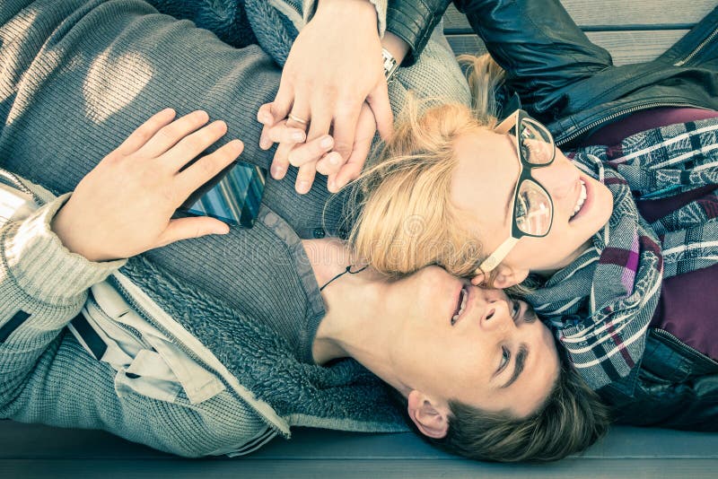 Hipsterpaar aan het begin van een liefdeverhaal royalty-vrije stock foto Hipsterpaar aan het begin van een liefdeverhaal royalty-vrije stock foto