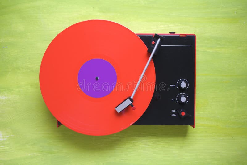 Hipsters retro draaischijf met rood vinylverslag