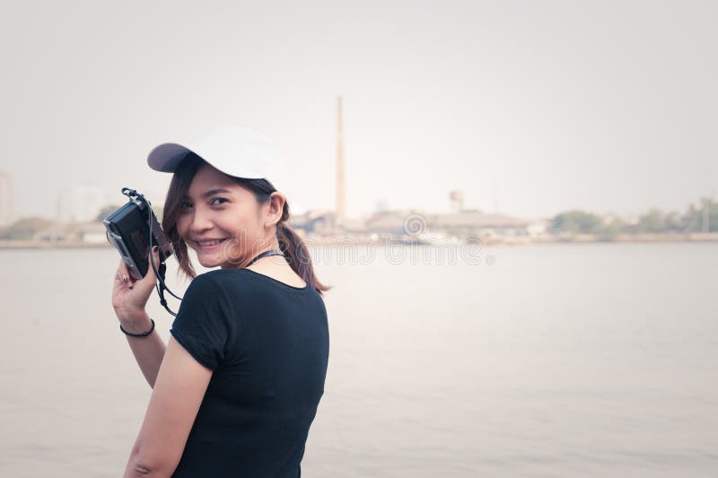 Hipstervrouw die foto's met retro filmcamera nemen, Meisje Adventu stock fotografie Hipstervrouw die foto's met retro filmcamera nemen, Meisje Adventu stock fotografie